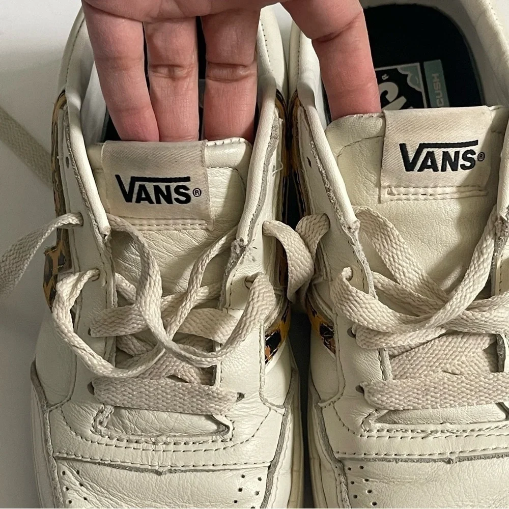 VANS Lace Up Leather Sneakers Women Size 7 Ivory Animal Print Casual Comfy